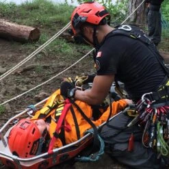 Team Wendy SAR Tactical | Complete Kit | All Colors Available 31 Team Wendy SAR Tactical | Complete Kit | All Colors Available -Tactical Equipment rescuer tending to injured team wendy sar tactical lifestyle